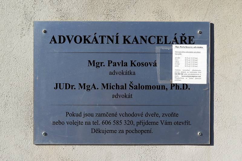Cedulka upozorňující na advokátní kancelář ministra pro legislativu Michala Šalomouna na jeho pobočce v Moravských Budějovicích.