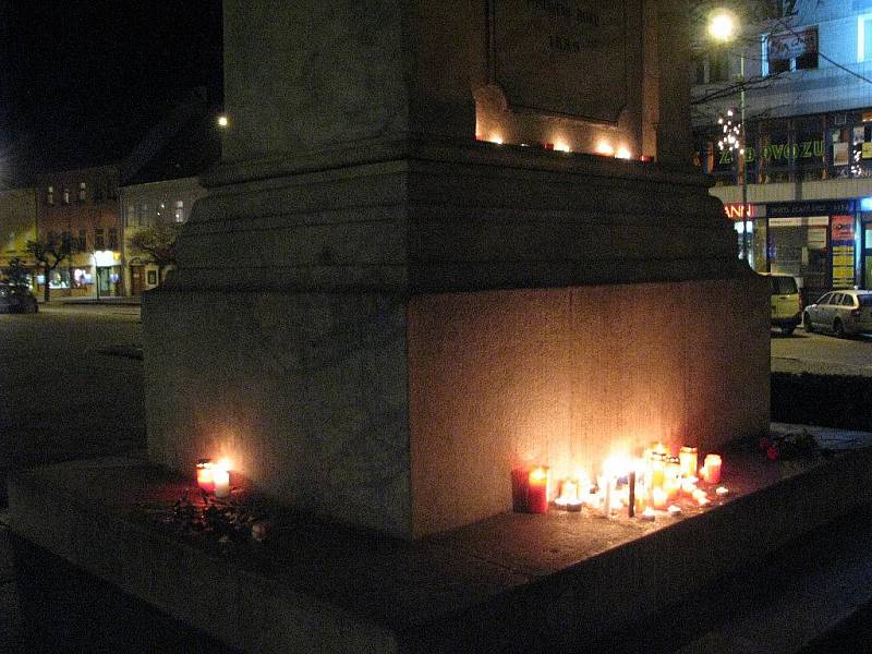 Místem, kam přišli Třebíčané uctít památku Václava Havla, bylo sousoší Cyrila a Metoděje na Karlově náměstí.