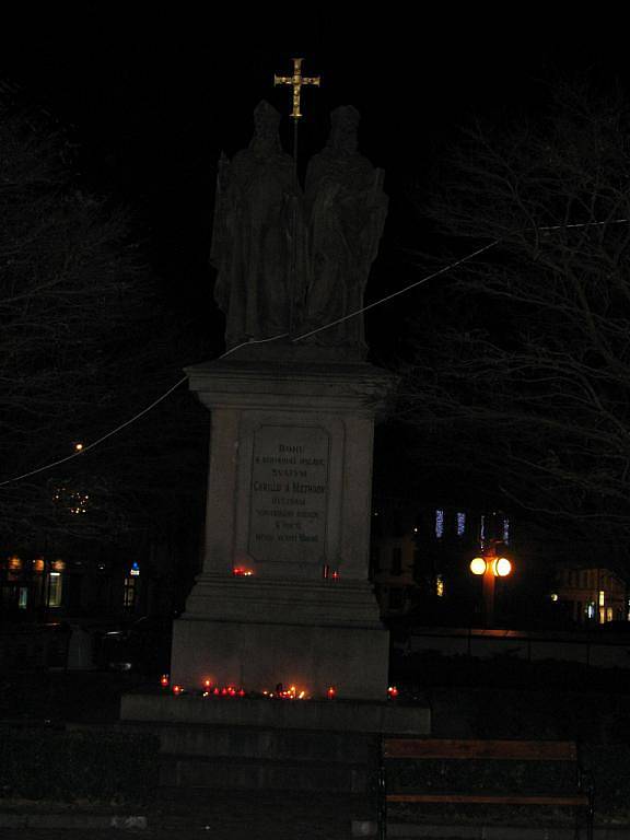 Místem, kam přišli Třebíčané uctít památku Václava Havla, bylo sousoší Cyrila a Metoděje na Karlově náměstí.