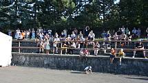 Sokolský stadion se v sobotu odpoledne proměnil v motocrosovou arénu. Freestyle kousky zde předváděli mimo jiné i bratři Podmolové nebo třebíčský rodák a jezdec František Máca. Nechyběl ani dětský závod na odrážedlech