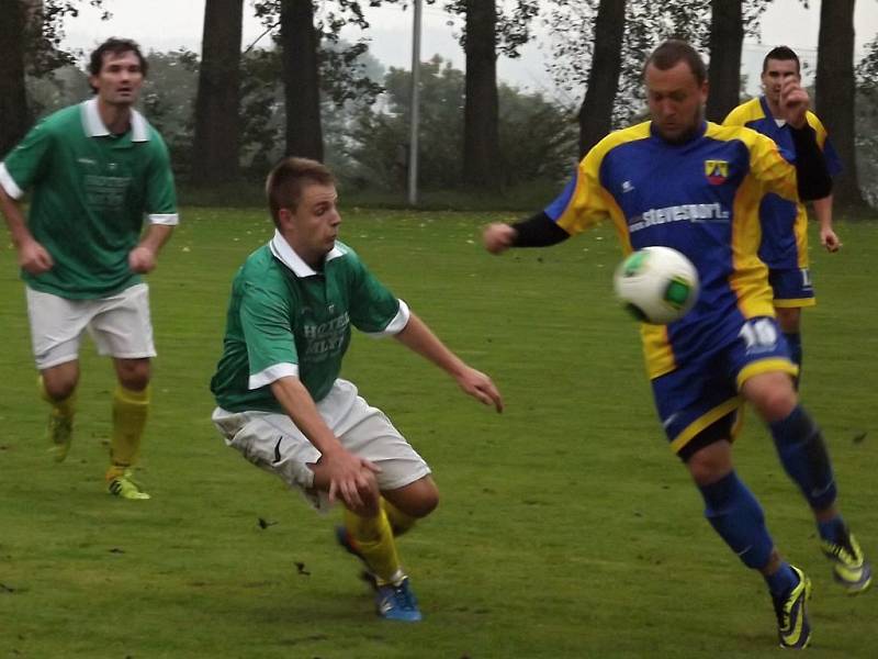 Brejky byly hlavní zbraní fotbalistů Blatnice (u míče), kteří zvítězili v Březníku, kam zavítali v 9. kole okresního přeboru.