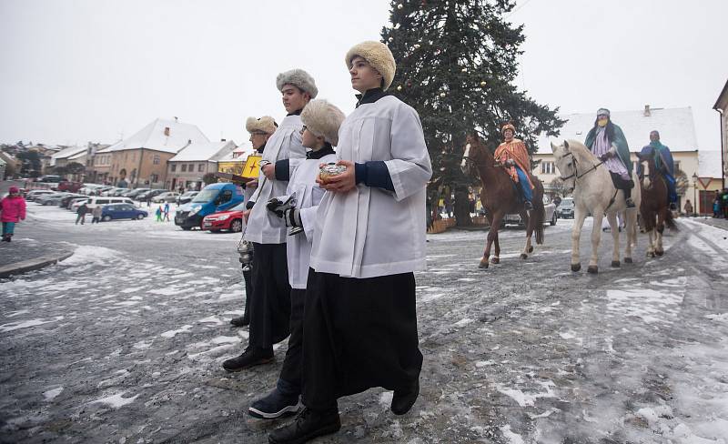 Průvod Tří králů na Masarykově náměstí v Náměšti nad Oslavou.