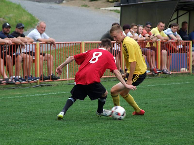 Vladislav (ve žlutém) v souboji sousedů v tabulce vedla nad rezervou Náměště-Vícenic po poločase už 3:0, ale hosté zápas po přestávce čtyřmi góly otočili.