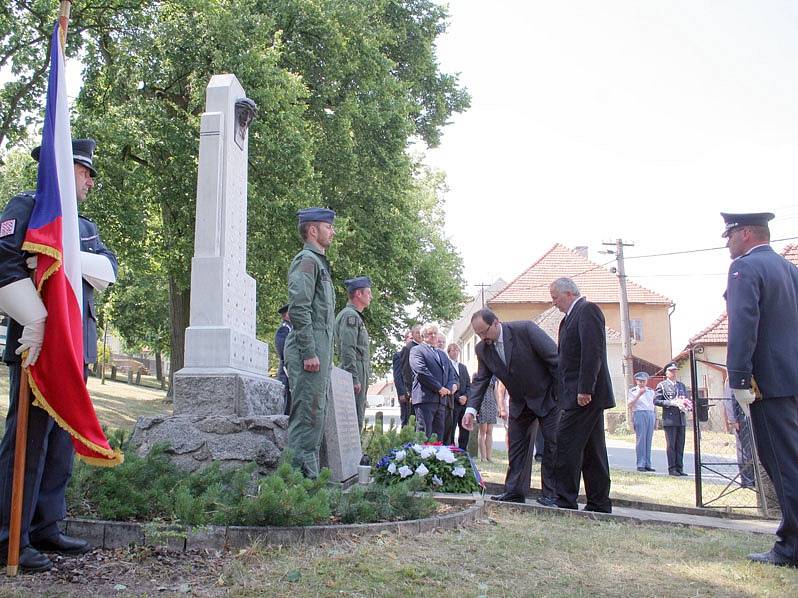 Budišov vzdal čest svému hrdinovi, letci RAF Leonhardu Smrčkovi.