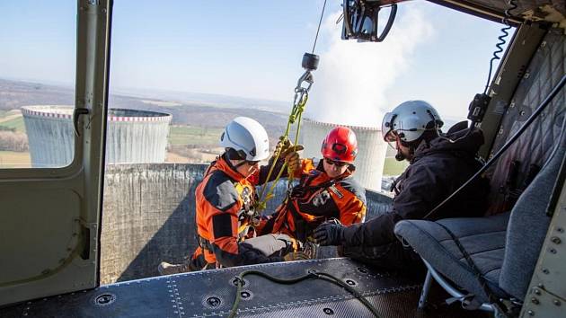 Hasiči při nácviku záchrany osob z věže Jaderné elektrárny Dukovany.