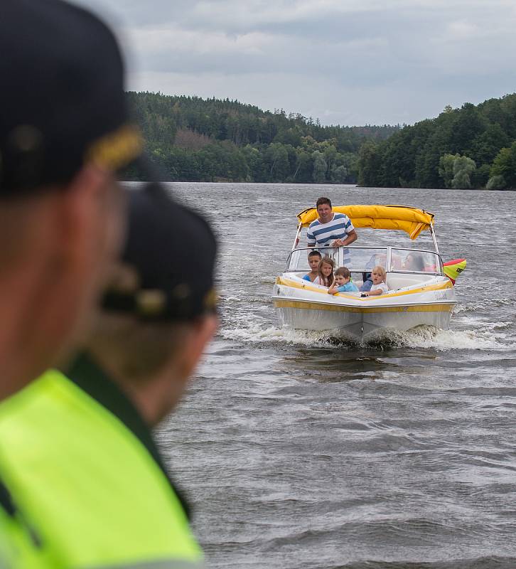 Policejní kontroly na Dalešické přehradě. Ilustrační foto.