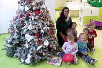 Cathy Cristy Castro s dětmi navštěvujícími česko-anglickou školku Na Hradě v Třebíči.