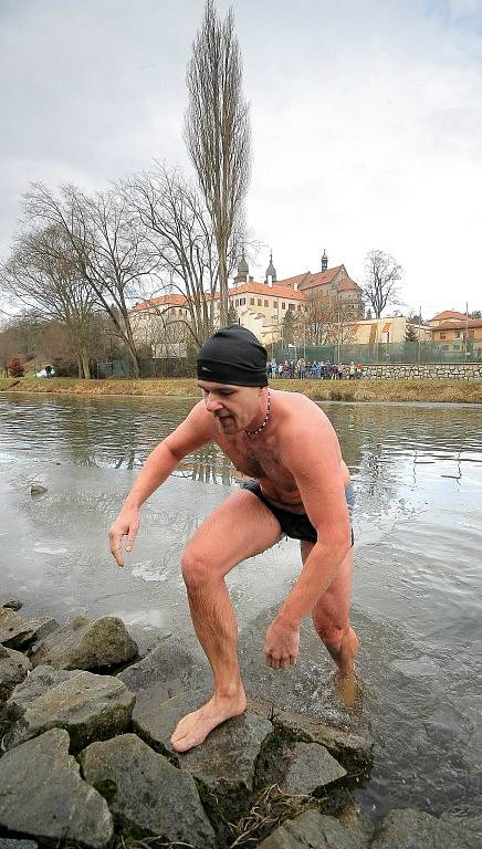 Klub ledních medvědů plánoval pro zhruba sto padesát přítomných školáků ukázku záchrany z pod ledu, díky oteplení došlo však pouze k ukázce otužování ve vodě o teplotě okolo dvou stupňů.