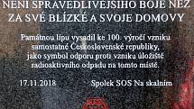 Pamětní deska, kterou 17. listopadu 2018 vztyčili odpůrci úložiště v lokalitě Na Skalním.