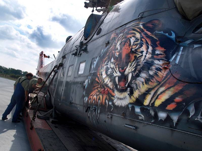 Na vrtulník Tygří letky, který už nelétá, čeká piedestal nedaleko vjezdu do areálu. Tento symbol nově příchozích pilotů bojových vrtulníků Mi–24, takzvané Tygří letky, je vyzdobený obří podobiznou tygra. 