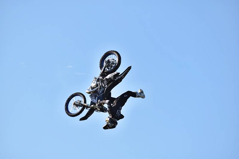 Sokolský stadion se v sobotu odpoledne proměnil v motocrosovou arénu. Freestyle kousky zde předváděli mimo jiné i bratři Podmolové nebo třebíčský rodák a jezdec František Máca.