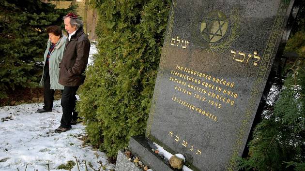 Při Dni památky obětí holocaustu navštívil pietní průvod židovský hřbitov.