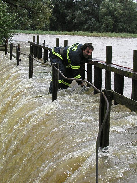 Povodně v roce 2002 na Třebíčsku. Rozvodněná řeka Rokytná.