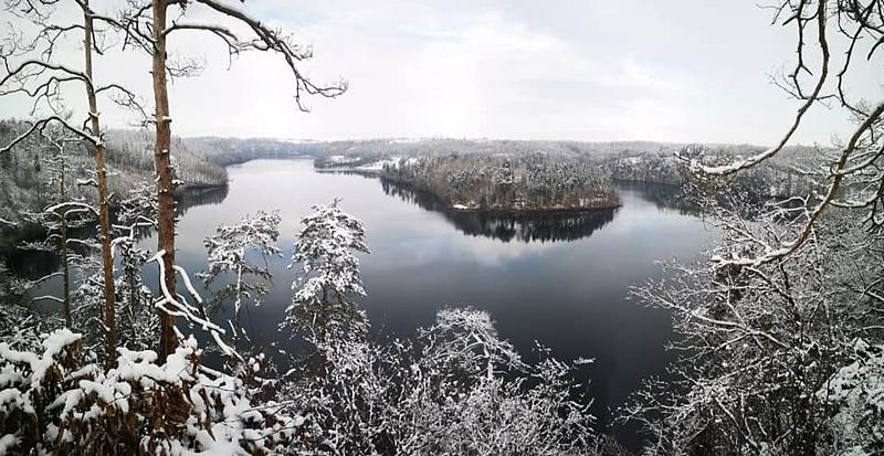 Putování po březích Dalešické přehrady. Podívejte se na fotografie