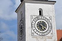 Kostel svatého Jakuba Staršího ve Stařči je unikát. Na věži jsou totiž kromě klasických i čtyřiadvacetihodinové hodiny. Ty byly v minulosti plně funkční.