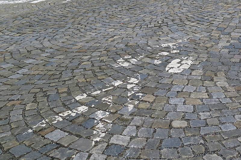 Piktogramy na třebíčských ulicích značící cyklokoridory. Na řadě míst jsou po několika měsících už značně vybledlé.
