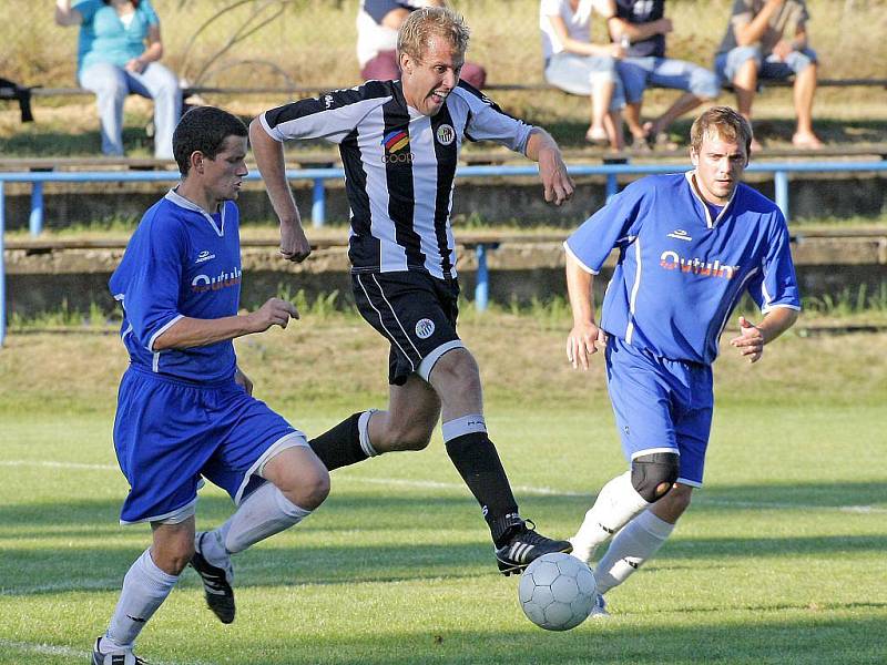 KDE BUDE NA JAŘE? Útočník David Jirgl (v modrém) se má zapojit do zimní přípravy v klubu Námešt-Vícenice.