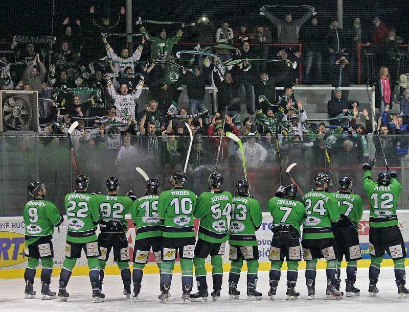 Závěrečné utkání play-off pro Horáckou Slavii Třebíč, 18. března 2013. Mladoboleslavský tým děkuje svým fanouškům za podporu.