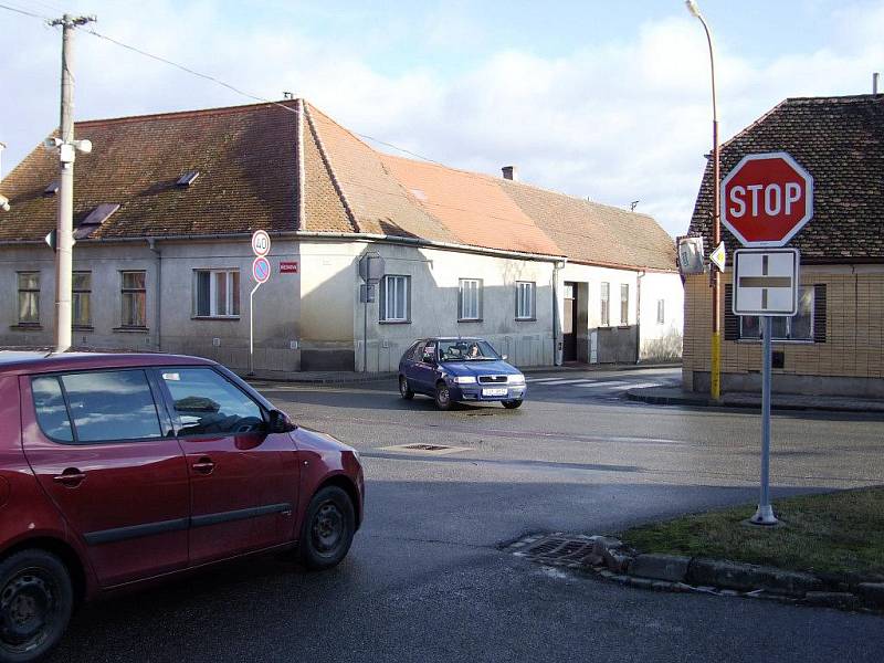 Jaroměřice nad Rokytnou - stísněná křižovatka v Březinově ulici. 