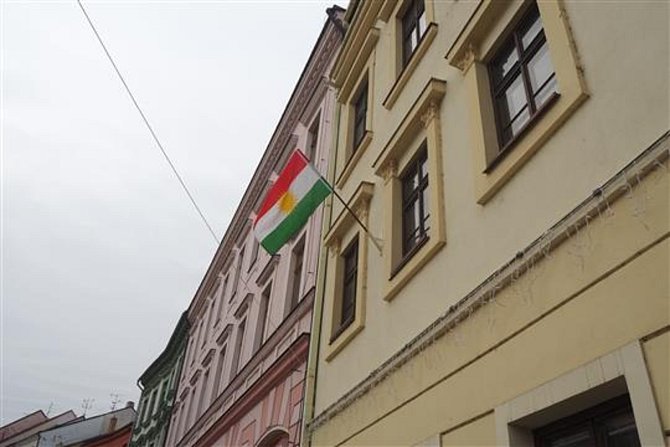 Na třebíčské radnici na Karlově náměstí bude až do 15. listopadu vlát kurdská vlajka.