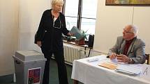 První voliči si na otevření volebních místností ve Žďáře pár minut počkali, přišli už před 14. hodinou. Ve volební místnosti v knihovně svůj hlas během půl hodiny odevzdala stovka lidí.