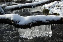 Na čerstvý vzduch a do zimní krásy. Podívejte se, co vykouzlil mráz na potoce. Foto: Vladimír Kenovský