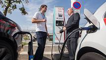 Nabíjecí stanice pro elektromobily na parkovišti na Komenského náměstí v Třebíči.