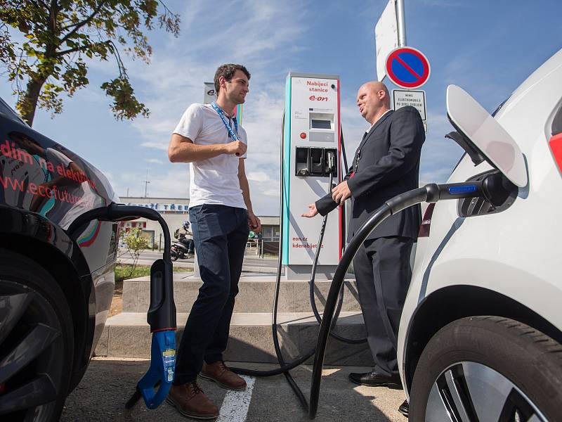 Nabíjecí stanice pro elektromobily na parkovišti na Komenského náměstí v Třebíči.