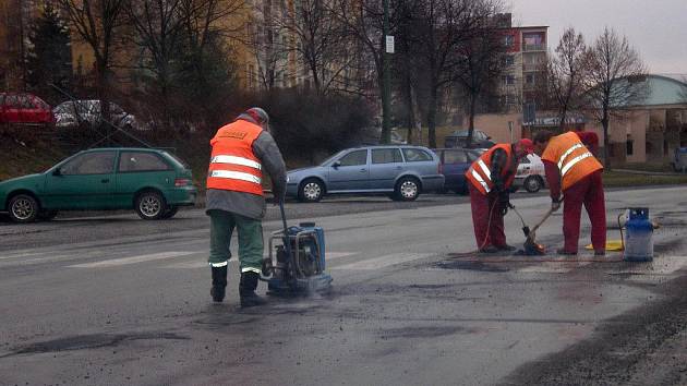 Nejhlubší a nejnebezpečnější výtluky se průběžně snaží vyspravovat v Třebíči.