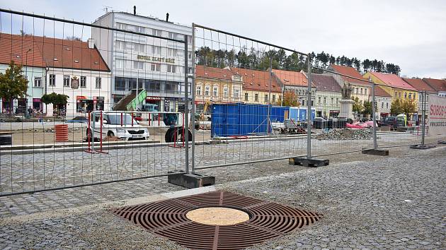 Jedno z největších náměstí v zemi se mění. Třebíč ho obnovuje. Podívejte se  - Třebíčský deník