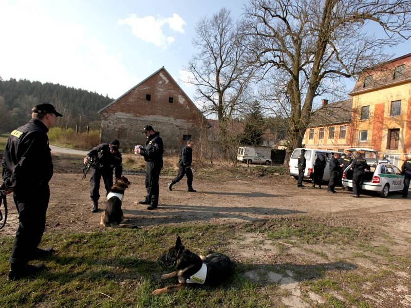 Policisté pročesávají členitý a nepřehledný terén v okolí Vladislavi, v místech, kde končí poslední stopa po pohřešovaném řediteli třebíčské školy.