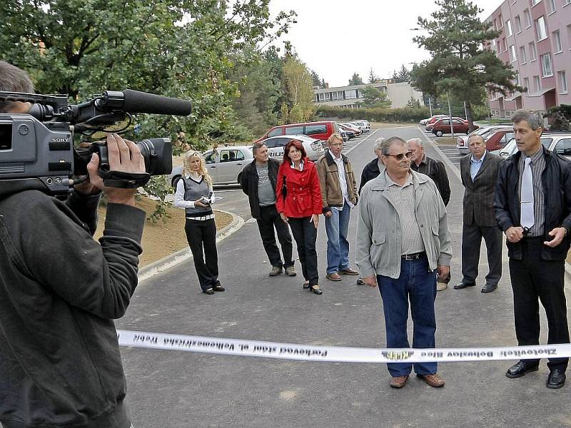 Nové veřejné prostranství před panelovým domem v ulici Velkomeziříčská.