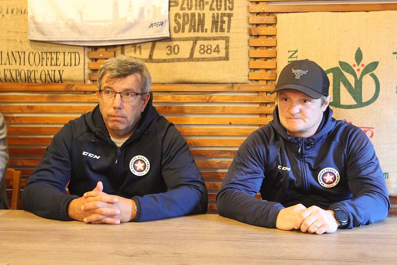 Hokejový trenér Kamil Pokorný (vlevo) se svým asistentem Jaroslavem Barvířem.
