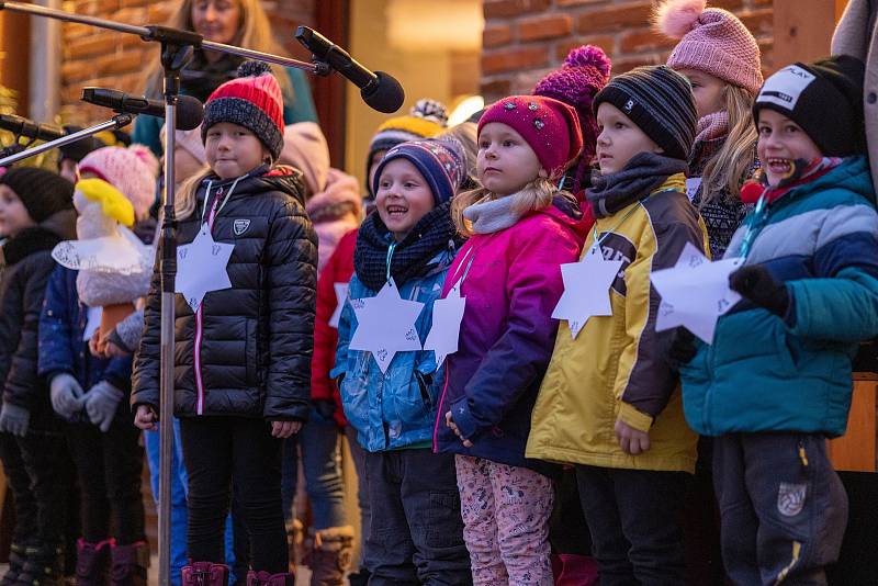 Na první adventní víkend připravili vánoční trhy s kulturním programem ve Valči