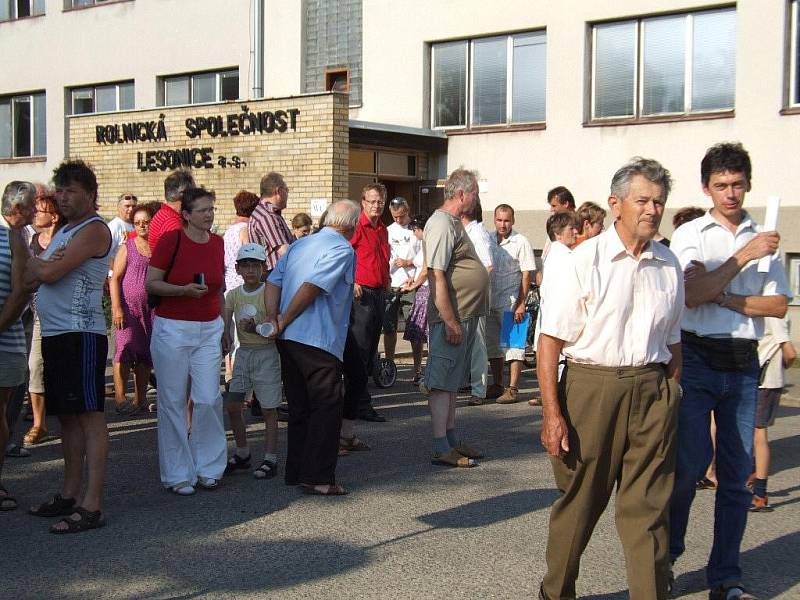 Prohlídka bioplynové stanice přitahovala místní.