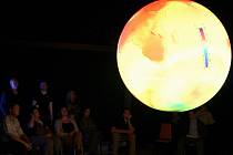 Návštěvníci Alternátoru se mohou těšit třeba na Science on Sphere, vědu na kouli. Obří projekční koule za téměř sedm milionů korun se v České republice nachází už jenom v Plzni.