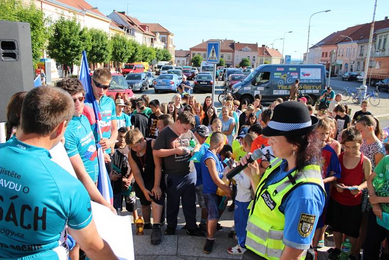 Cykloběh za Českou republiku bez drog měl ve čtvrtek dopoledne zastávku v Moravských Budějovicích.