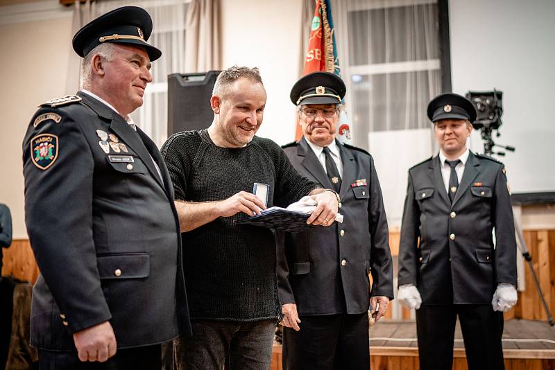 Slavnostní večer konaný u příležitosti udělení čestného občanství fotografu Romanu Francovi (druhý zleva).