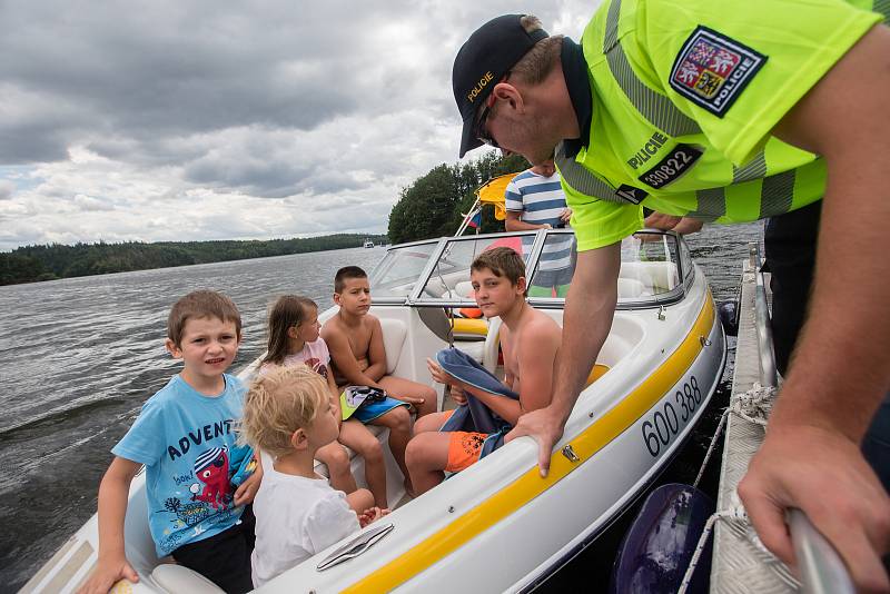 Policejní kontroly na Dalešické přehradě. Ilustrační foto.