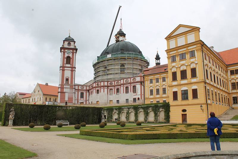 Snímání horní stříšky, takzvané lucerny, která je součástí střechy chrámu sv. Markéty v Jaroměřicích nad Rokytnou.