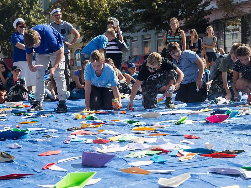 Příznivci Katolického gymnázia v Třebíči složili 4825 papírových lodiček a zapsali se do České knihy rekordů.