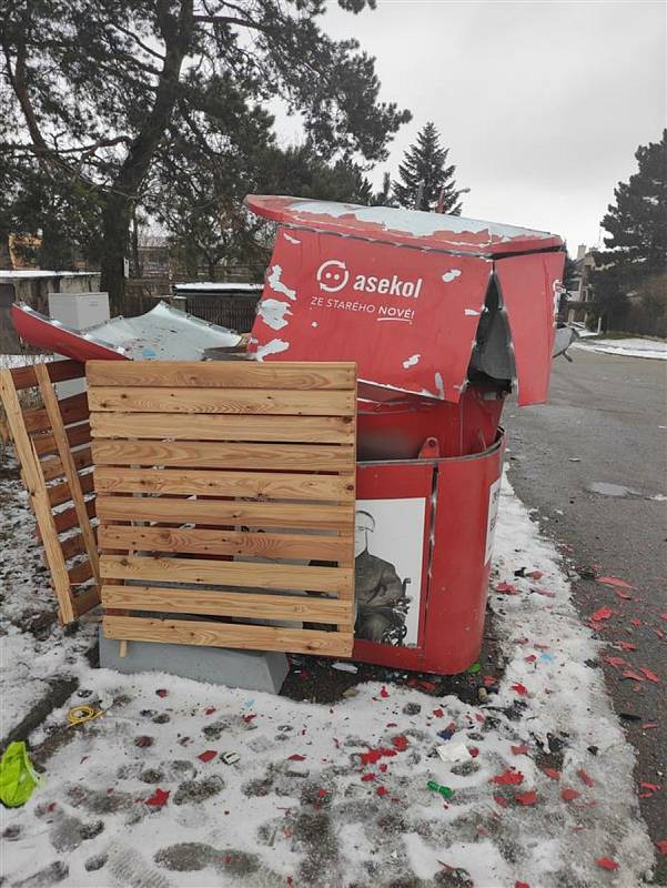 Kromě kontejneru byla při explozi poškozená i nová dřevěná sestava mobilního kontejnerového stání.