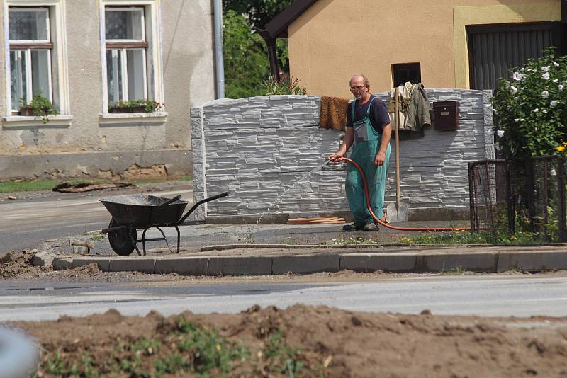 Přívaly vody a bahna z polí zaplavily Slavětice. V nové požární nádrži na návsi je teď místo dvou metrů vody dva metry bláta.