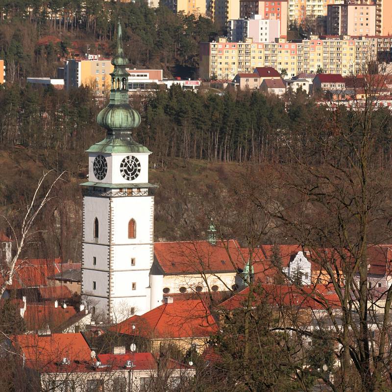 Městská věž, jejíž hodiny jsou největší ve střední Evropě.