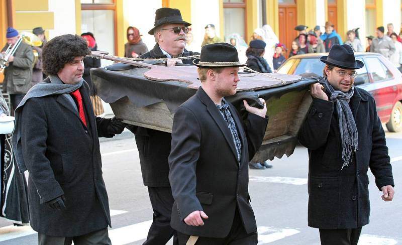 V Jaroměřicích nad Rokytnou na Třebíčsku uspořádali v sobotu velkolepý smuteční průvod. 