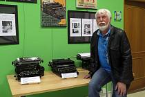 Eduard Hošek sbírá psací stroje. Nyní je vystavuje v třebíčské knihovně.