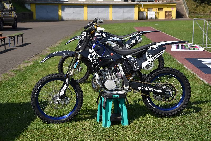 Sokolský stadion se v sobotu odpoledne proměnil v motocrosovou arénu. Freestyle kousky zde předváděli mimo jiné i bratři Podmolové nebo třebíčský rodák a jezdec František Máca