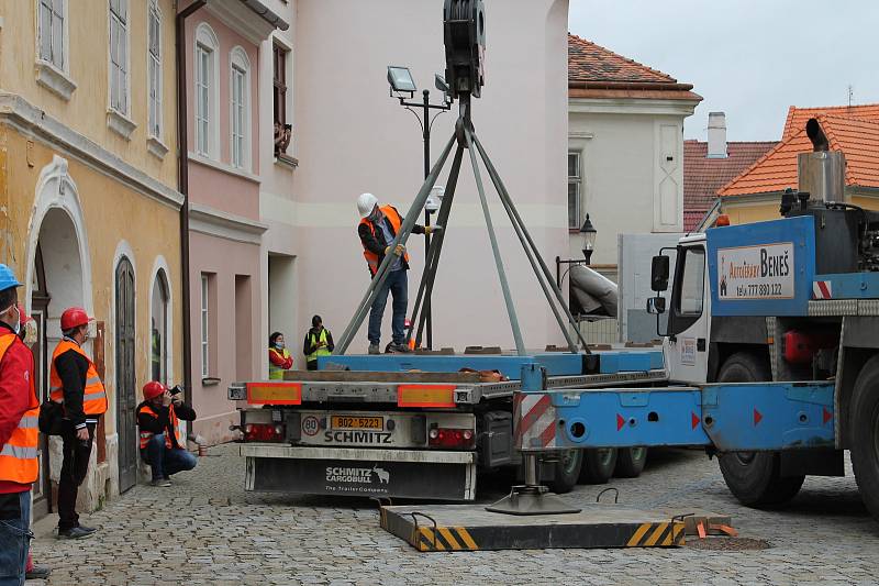 Snímání horní stříšky, takzvané lucerny, která je součástí střechy chrámu sv. Markéty v Jaroměřicích nad Rokytnou.