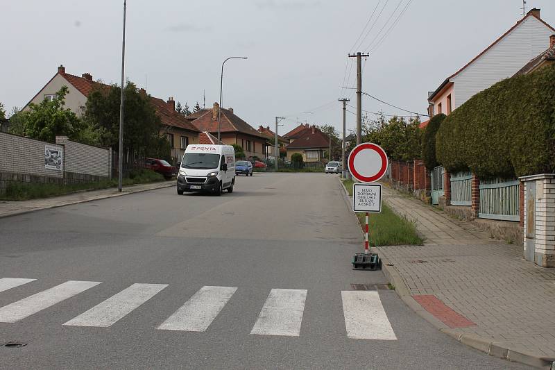 Uzavírka v Třebíči a její dopady. Ulice Březinova.