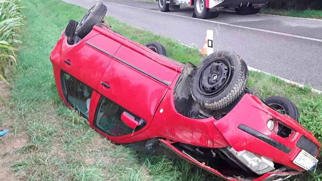 OBRAZEM: Při nehodě u Dešova se zranila řidička vozidla, vůz skončil na střeše